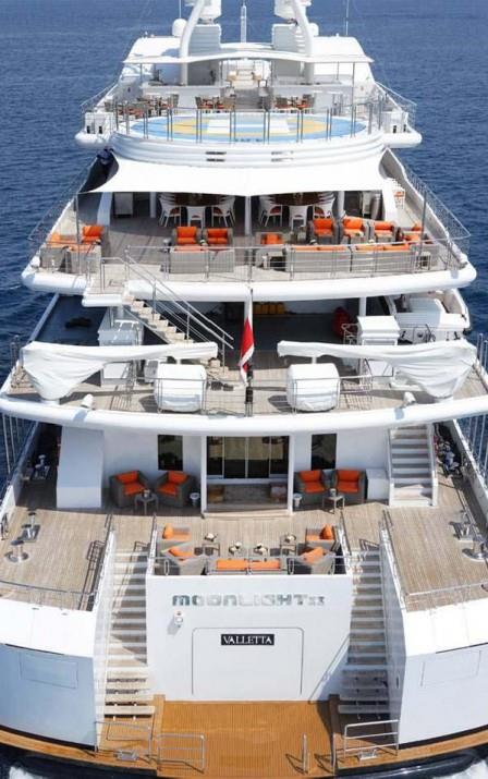 Yatta 40 grevlinin bulunduu, koruma amal olarak gvdesinin elik zrhla kapland 24 saat kameralarla 3 mil uzaktaki aralar tespit edebilecek nitelikte olduu renildi.