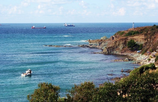 KLYOS<br>    stanbullularn Saryer&#8217;deki kap komusu Kilyos&#8217;a da bu k ans verebilirsiniz. Adnn Rumca kum anlamna gelen &#8220;Kilya&#8221;dan veya gzel boaz anlamna gelen &#8220;Killa&#8221;dan tredii varsaylan beldede, Cenevizlilerin yaptrd ve Sultan II. Mahmut&#8217;un restore ettirdii Kilyos Kalesi grlmeye deer. Kyn eski evlerinin arasndan tepeye ulatnzda karnza kan panoramik manzara da byleyici. Kilyos&#8217;ta bugne ulaabilen  su terazisi, iki ta iskele, kaykhane ve stanbul&#8217;un Fethi ansna 1453&#8217;te dikildii sylenen byk nar aac da ziyaret edilebilir.