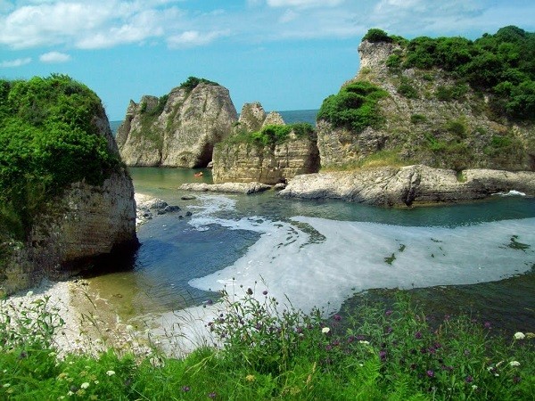 AVA  <br>  stanbul&#8217;a bir iki saat uzaklkta, nefes alabilmek iin doru bir adres Ava. Gemii M.. 7. yzyla uzanan belde, Latince &#8220;iki dere arasna kurulmu ky&#8221; ve &#8220;su&#8221; anlamna geliyor. Bu yzden de ismi ile msemma. Gksu ve Yeilay derelerinin gbeindeki Ava&#8217;da, ky kahvalts, kano ve tekne turlar pek revata. Ava&#8217;ya 15 dakika uzaklktaki Kilimli ve Kadrga koylar ise piknik ya da kamp yapmakiin en ideal yerler arasnda.