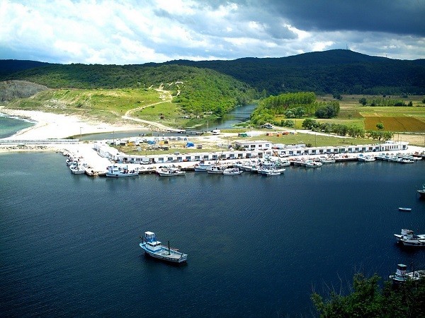 AVA ADASI<br>    Marmara Denizi&#8217;nin ortasnda Kapda Yarmadas&#8217;nn uzantsndaki adalar grubundan biri Ava Adas. stanbul&#8217;dan deniz otobsyle 2 saat 45 dakikada bambaka bir yerdesiniz. Adann eski yerleim yerlerinde Rum ve Bizans etkisini grebileceiniz turlar iin istikamet Yiitler, Trkeli ve Manastr mevkileri. iftlik&#8217;teki kiremit mezarlar ve Aziz Georgios Manastr da grlmesi gereken yerler arasnda.