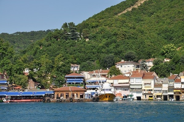 ANADOLU KAVAI<br>    Beykoz&#8217;un turistik balk kasabas, huzurun anavatan saylabilir. Anadolu Kava&#8217;nda ne kararszlk yaarsnz, ne de koturmanz gerekir. nk yaplacaklar bellidir. Kk meydanda nce ksa bir tur atlr, sonra Yoros Kalesi&#8217;ne trmanlr. 1190&#8217;da Cenevizlilerin yaptrd kalede, manzaraya baknca &#8220;Her admma dedi&#8221; diyeceksiniz. Bir de illa ki kokusu oraya varan balklar, lezzetli midyeler ve kalamarlar itahnz kabartacak.
