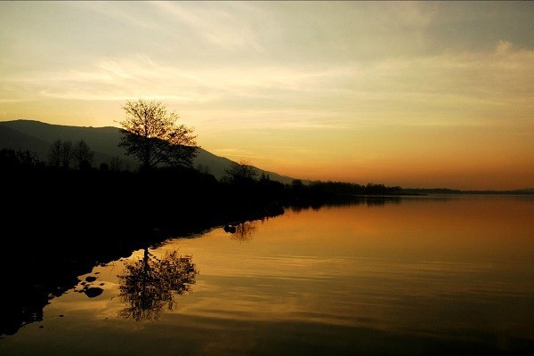 SAPANCA MAUKYE<br>    stanbul&#8217;dan yola kp 1,5 saat sonra Sapanca Gl&#8217;nde hametli aalarn, ku cvltlarnn ve zgrce kouturan kazlarn arasnda olmak nasl fikir? stelik civardaki tesislerde SPA masaj ve rahatlatc banyolarla bahar yorgunluunuzu atabilirsiniz. Bu rotada len gln evresinde sakin bir yry, kydaki tesislerde le yemei, ardndan hamak keyfi sizi bekliyor.