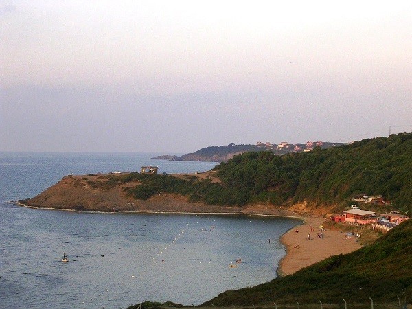 RVA  <br>  Beykoz&#8217;un irin sahil ky Riva, stanbul&#8217;a yarm saat gnbirlik rotalardan. Karadeniz&#8217;den gelecek saldrlara gsn siper eden ve Bizansllardan kald varsaylan Riva Kalesi, gnei batrmak iin mkemmel nokta. Akam Karadeniz balklaryla ssl sofranzdan kalkarken bu geziden piman olmayacaksnz.