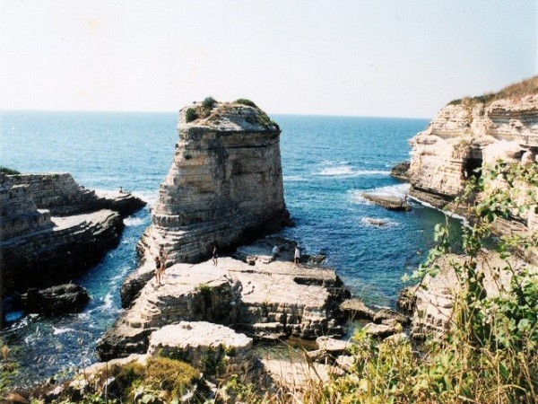 KANDIRA    <br>stanbul&#8217;un hengamesinden bir buuk saat uzaktaki Kandra, Kocaeli&#8217;nin tersine henz sanayilemedii iin hala kafa dinleme mekan listesinde yer alabiliyor. am ormanlaryla evrili ilede telaa yer yok. nk burada zaman yava akyor. nce Kandra&#8217;nn mehur yourdunu tadn sonra sahilleriyle nl, Cebeci, Barganl, Kefken, Kumcaz veya Kerpe&#8217;ye uzann. irin balk tekneleri, mangalda balk keyfi ve bol oksijen buralarda sizi bekliyor.