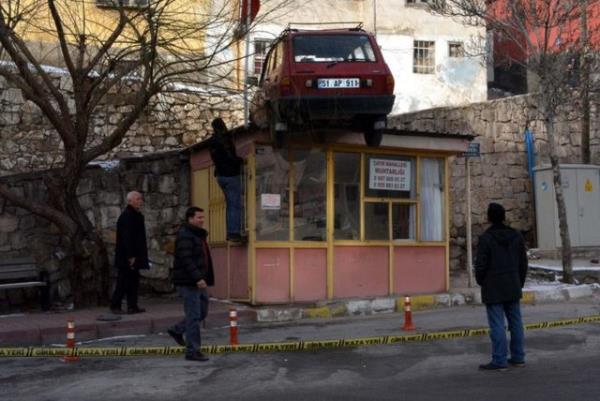 Otomobilin dtn gren mahalle sakinleri hemen sahibine ve polis ekiplerine bilgi verdi.