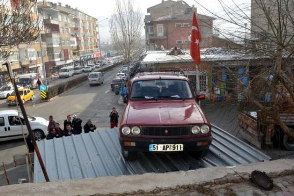 Olay yerine arlan vin ile yere indirilen otomobilde herhangi bir hasar meydana gelmezken src E.O. otomobili altrp korna alarak olay yerinden ayrld. Polis ekipleri olayla ilgili soruturma balatt.