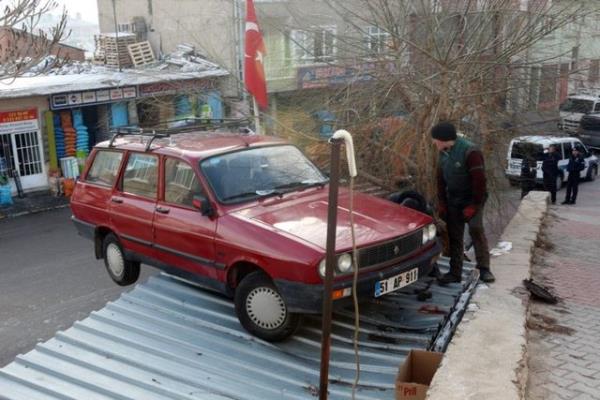 Edinilen bilgilere gre, Nide ayr Mahallesi Kale altnda E.O., 51 AP 911 plakal otomobilini evinin nne rampa zerine brakt.