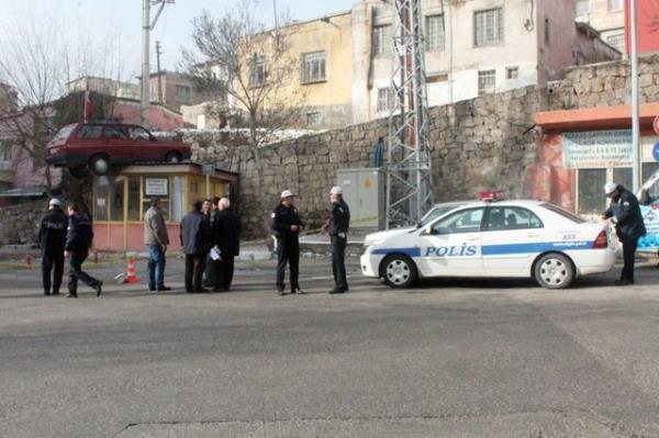 Nide'de bir src rampaya el frenini ekmeden brakt otomobil atya dt. Olayda can kayb olmad.