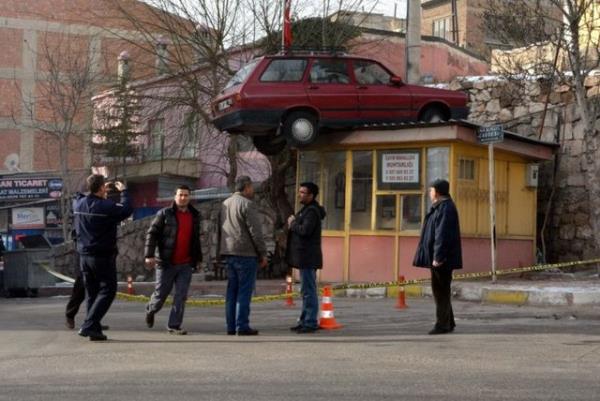 Sabah saatlerinde otomobil rampadan kayarak ayr Mahallesi Muhtarlnn atsna dt.