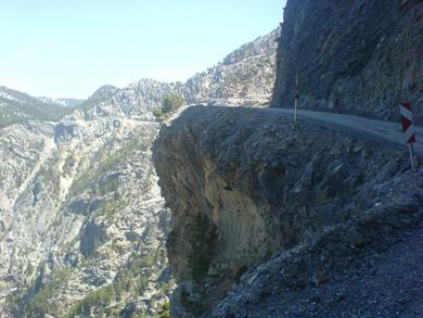Sitede, yolun en tehlikeli blmnn Dereba tesislerinin bulunduu yer olduu, bu blmn de genelde kar ve tipi nedeniyle kapal olduu ifade edildi.