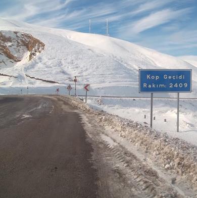 Kop Da Geidi  <br>  Kop Geidi Erzurum dolaylarnda, 2409 rakmda yer alan bir geittir. Ar ykseklik ve blgenin sert ikliminin yannda arazinin engebesi nedeniyle de olduka tehlikeli bir yoldur.