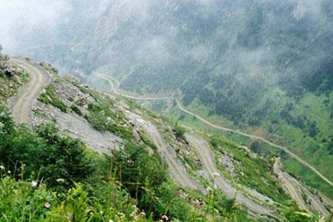 2 bin 35 metre yksekliindeki Soanl Da eteklerinde yer ald aktarlan yolun ne kadar zor bir gzergah olduu anlatlrken, &#8220;Baz virajlar tek seferde dnemezsiniz, yol 1916 ylnda Rus askerleri tarafndan yapld&#8221; deniliyor.