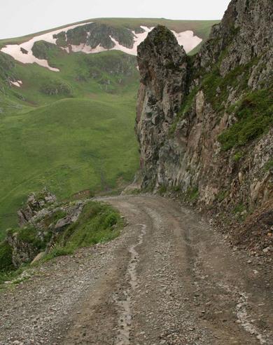 Uzungl Yolu<br>    Uzungl Yolu, Trabzon'un aykara ilesinde bulunan 1125 metre ykseklikteki bir da gl yoludur.