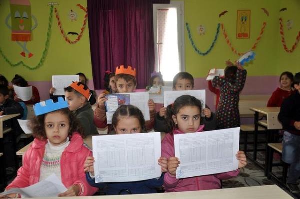 Milli Eitim Bakanl smestr tatilinde rencilere dev verilmemesi ynnde 81 ile yaz gnderirken, mit Deveci adl retmenin tavsiyeleri sosyal medyann gndemine oturdu.