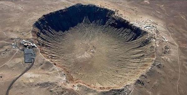 Meksika'da bulunan Chicxulub Krateri, 170 km apa sahip olup, dnyann en byk meteor krateridir.