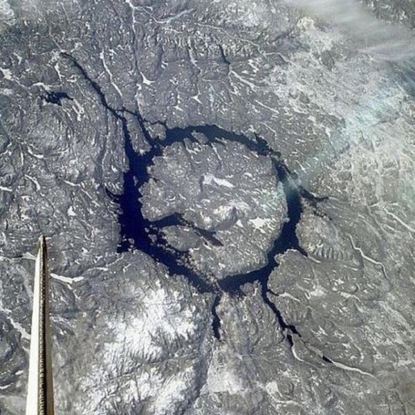 Kanada'da 290 milyon yl nce iki asteroidin ayn anda arpmas sonucu olumu: West Clearwater Gl, 32 km apa; daha kk olan "East Clearwater Gl" ise 22 km apa sahip.