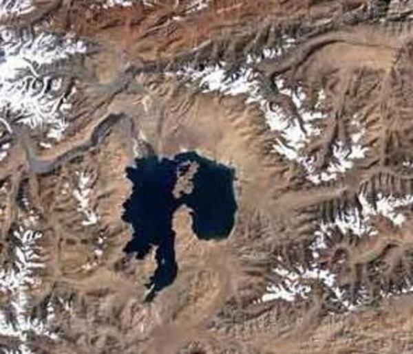 Yaklak 50 metre apnda bir asteroid, Arizona'daki dev krateri oluturdu. Kraterin ap 1,2 km, derinlii 175 metre.