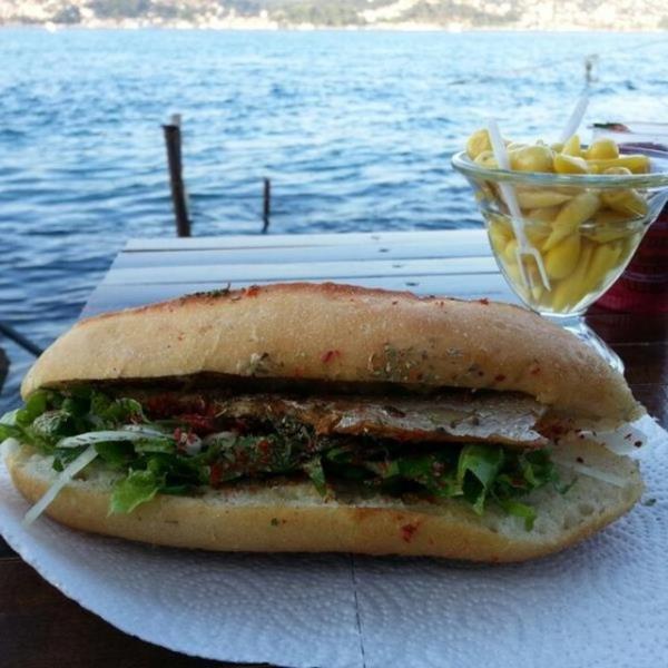 Ekmek aras balk 6 TL, biraz ilerideki bfeden yanna bir iecek de alabilirsiniz.