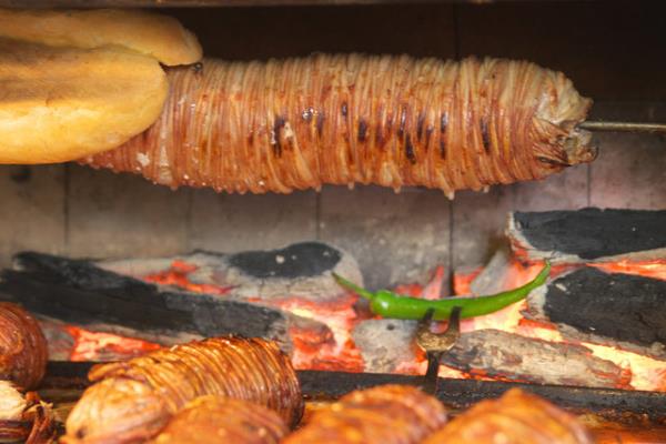 Trk mutfann bir aralar yasakl olmaya kadar varan yiyecei kokore... Steril ortamlarda hazrlandnda birok kii iin vazgeilmez bir lezzet...