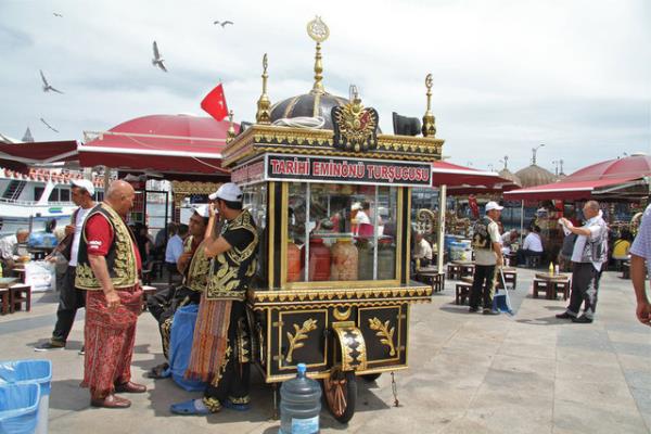 Sokak lezzet duraklarndan bir dieri ise Eminn&#8217;ndeki turucu. Kavanozlara girmeden nce, mahalle aralarnda, seyyar arabalarda ve kk dkknlarda satlyordu.