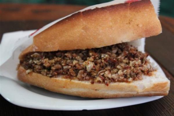 Kokore deyince ilk akla gelen yer kukusuz Silivrikap. Akam 20.00&#8217;den gece 04.00&#8217;e kadar ak tezghta kokorein tadna doyum olmaz.