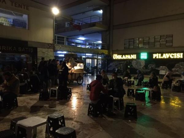 M nnde sabaha kadar nohutlu pilav<br>  NOHuT pilav zerine 50 kuru fazla deyip tavuk pilav, yannda da ayran. stanbul&#8217;un en mehur pilavcs, unkapan&#8217;nda. M ars civarlarnda akamlar alan tezgh, sabaha kadar alyor...