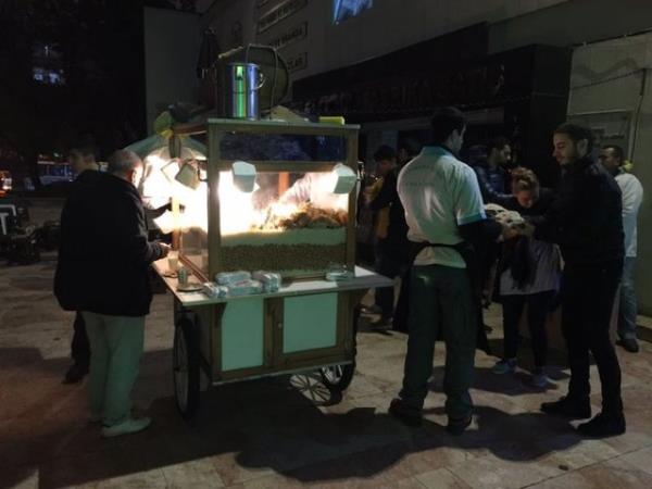 nnde uzun kuyruklarn olutuu, bazen nl isimlerin urad pilavc, sokak lezzetlerinin olmazsa olmaz. lgi yle byk ki, tezghn nndeki taburelerde genelde oturacak yer bulmak imkansz.