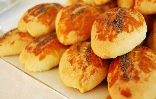 Sabahlar Karaky Naml civarlarnda el arabasnda stanbul&#8217;un en mehur poaacsn bulabilirsiniz.