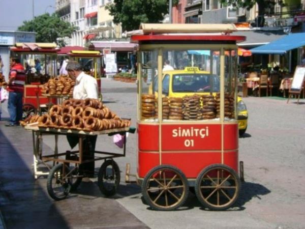 Tanesi 1 TL. n Martlara simit atma kliesinin barol oyuncusu, &#8216;hafif bir eyler attraym&#8217; anlarnn nemli yardmcs, st susaml tr tr simit.