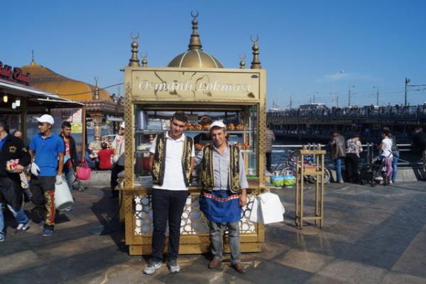 Eminn&#8217;nde lokma yenir  <br>stanbul&#8217;un tarihi semti Eminn&#8217;nde bir sokak lezzeti daha gze arpyor. Mehur tarihi Eminn balklarnn yannda kk tezghyla duran Osmanl Lokmacs...