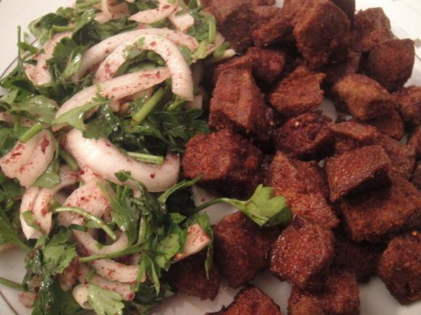 1969&#8217;dan beri en lezzetli cierleri yapan, 20 yldr da Talimhane&#8217;deki ayn noktada sat yapan Mehmet usta&#8217;nn seyyar arabasnn nnde zellikle le saatlerinde uzun kuyruklar oluuyor.