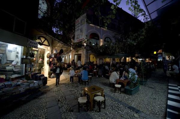 Aznavur Pasaj&#8217;n getikten sonra Danman Geidi&#8217;nin hemen srasnda olan bu tezgh, ok uzun yllar Ali Topuolu tarafndan iletildi.