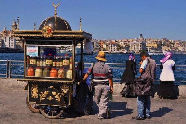 imdilerde bu gelenek Eminn&#8217;ndeki balk ekmekilerin hemen yanndaki tezghlarda devam ediyor.