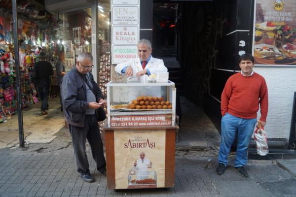stanbullularn mdavimi olduu Sabrta tezgahnn sahibi 2009 ylnda hayata veda edince, yerini olu Mustafa Topuolu ald. Leziz ili kftelerin sunulduu tezghn nnde her daim uzun bir kuyruk grmeniz mmkn...