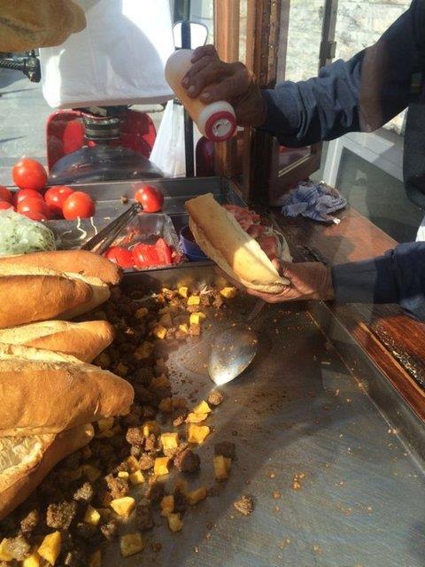 20 yldr Taksim&#8217;in vazgeilmezi Arnavut Cieri<br>  Arnavutlarn nl yemeini sokakta satan ustalar unda kzartlm kp kp cieri soan ve patatesiyle servis ediyor.