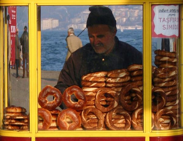 zellikle 80&#8217;li ve 90&#8217;l yllarda neredeyse her mahallede olan poaaclar... Scak scak poaalarn sadesi de olurdu peynirlisi de. Bu sokak lezzetinin eskilerde kaldn sanmayn...