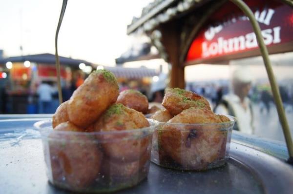 ocukluundan beri lokma sat yapan Davut Krmzgl, yaklak 7 yldr Eminn&#8217;nde bu tezghta sat yapyor. Lokmalar kuru pak mayadan hazrlyor, yardmcs Yusuf oban da tepsiyle dolaarak lokmalar turistlere sunuyor...