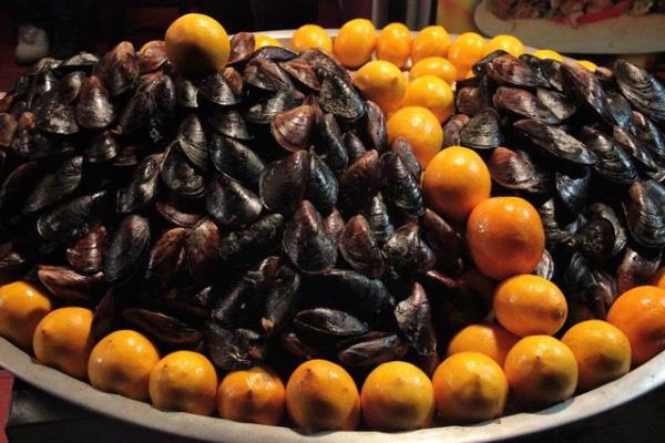 Midye dolma stanbul sokaklarnda sk sk rastlanan lezzetlerden biri. Ancak &#8216;en mehur&#8217; deyince, adres tabii ki Beyolu Balk Pazar&#8217;nn giriindeki seyyar tezgh...