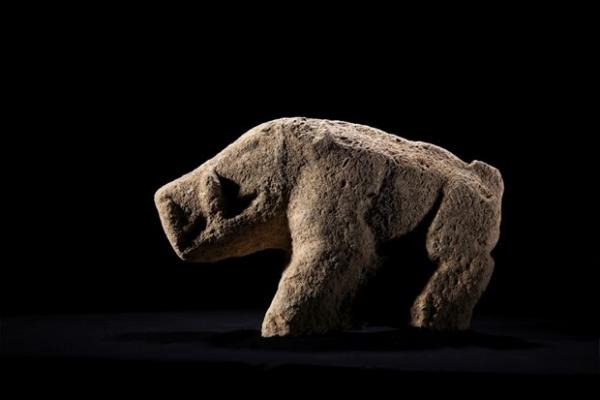 Yeni fonun zamanlamas Gbekli Tepe asndan nemli. Alan uluslararas n kazandka ok turist eker hale geldi. On yl kadar nce tepeye ancak bozuk bir toprak yoldan sarsntl bir yolculukla ulalyordu. Arada srada gelen ziyaretilerin bizzat Schmidt tarafndan gezdirildii de oluyordu.