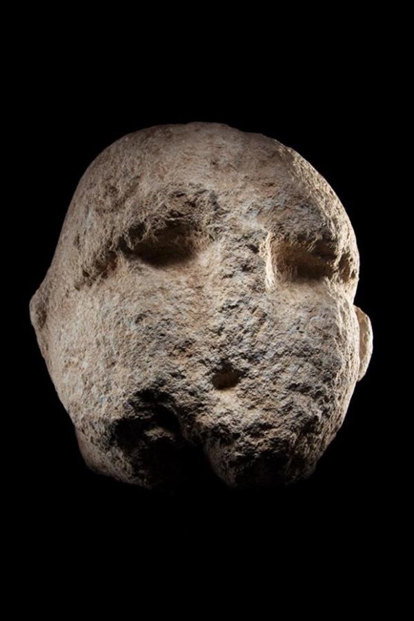 lk Dini Alan m?<br>  Alanda yaplan kazlarda ortaya karlan yeni kantlar, tarmn icadnn uygarln balamasyla tetiklendiini savunan Schmidt&#8217;in argmann destekliyor. Her antsal yapnn ortasnda, zerinde stilize kollar, eller ve petamal yontular bulunan iki adet T biimli stun yer alyor. En bynn arl 16 tonu ayor. Bu talar yontmak ve yakndaki taocandan tamak, ok sayda insan ve hepsini doyuracak miktarda yiyecek gerektiren zorlu bir aba olmu olsa gerek.