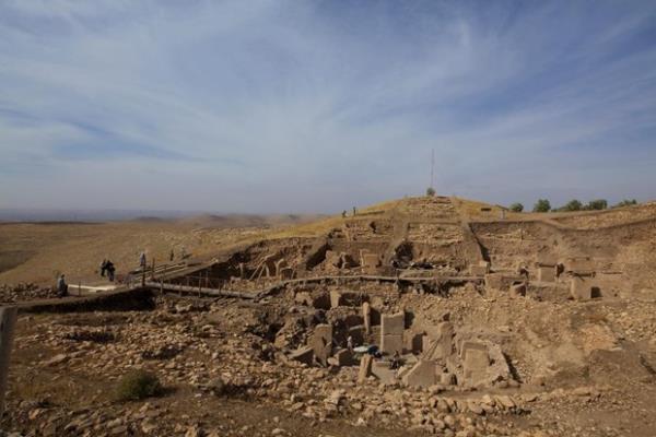 Tepenin daha da derinine inen arkeologlar lenlere ynelik baka kantlar da buldular. Ta yaplar, ina edildikten sonra toprak, ta ve hayvan iskeletleriyle dolmutu. Yzyllar iinde, bu ykntlarn zerine yeni yaplar ina edilmi ve bylece insan yapm bir hyk olumutu. Ykntlarn iinde, ceylan ve artk soyu tkenmi olan yaban kz de dahil on binlerce krk hayvan kemii paras bulundu. 150 litreden fazla sv alabilecek dev ta kaplar ise belki de ilk bira retimine iaret ediyor.