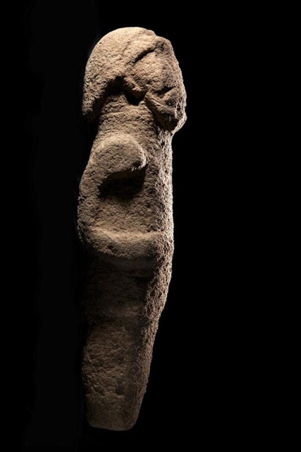 Gbekli Tepe&#8217;deki kaya stunlarn, sembollerin ve binalarn daha kk uyarlamalar, buraya 200 kilometre mesafedeki baka yerleimlerde ortaya karlm. Adeta Gbekli Tepe katedral, dierleriyse yerel birer kilise. Avc-toplayclar bulumak, tapnmak, yeni antsal yaplar ina etmek ve zenginliklerini sergilemek amacyla lenler dzenlemek iin uzun yolculuklarla buraya geliyorlard muhtemelen.  &#8220;len zellii, binalar ina edecek igcn ekme asndan en kolay aklama,&#8221; diyor Notroff.