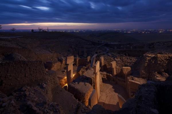 svire&#8217;nin Davos kentindeki Dnya Ekonomik Forumu&#8217;nda dn bir aklama yapan Dou Grubu, nmzdeki 20 yl iinde National Geographic Society ibirliinde projeye 15 milyon dolar ayracan bildirdi. Dou Grubu Ynetim Kurulu Bakan Ferit ahenk, &#8220;Gbekli Tepe tarihin sfr noktasn oluturuyor,&#8221; eklinde bir basn aklamas yapt.