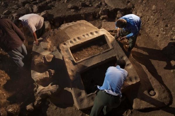 Gbekli Tepe bu yaygn anlay tekrar tartmaya ayor. 1995 ylndan itibaren kaznn bakanl yapan Alman arkeolog Klaus Schmidt, 2014 ylndaki lmne kadar, bu yaygn inann gerekte yaananlara tamamen zt olabileceini ne srmt. Yaplar ina etmek iin gerekli igc, alanlara yiyecek &#8211;ve belki de iecek&#8211; salama yolu olarak tarmn gelimesine yol am olabilirdi.
