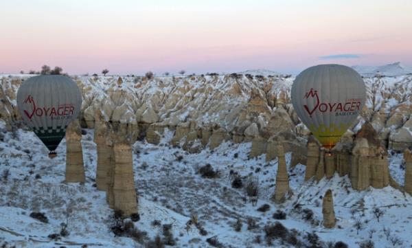 Doal yeryz oluumlar ve vadiler arasnda gezinti yapan turistler, kar sonras Kapadokya`nn keyfini kard.