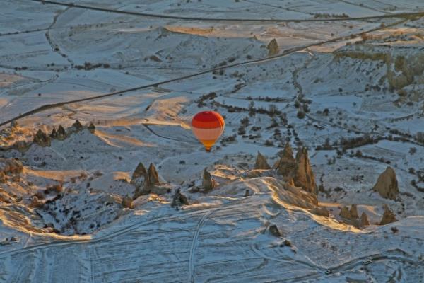 Trkiye`nin nemli turizm merkezlerinden Kapadokya, kar ya sonras ayr gzellie brnd.