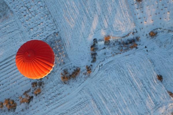 Dn aralklarla etkili olan kar ya, Kapadokya blgesini beyaz rtyle kaplad. Peribacalar, doal yeryz oluumlar ve vadiler, kar ya sonras farkl bir grsellik oluturdu.