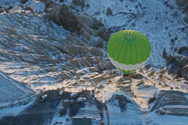 Blgeyi ziyarete gelen turistler, scak hava balon turlarna katlarak, blgenin gzelliklerini kubak izleme imkan buldu.