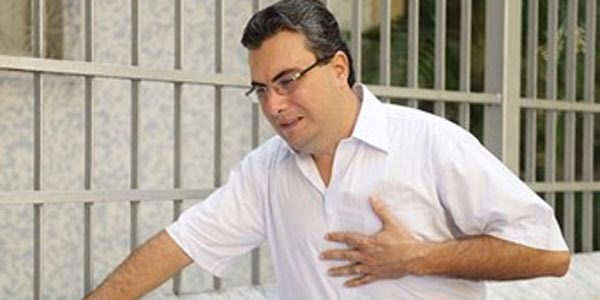 * Eer kii derek ban arpmsa, kalp krizi ile ilgili yaplacak tedaviler, baa alnan darbe nedeniyle yaplamayabilir. Souk ya da scak suyun altna kesinlikle girmeyin. zellikle souk su byle durumlarda ok tehlikelidir. nk kalp damarlarn bzer ve mevcut durumu daha da ktletirebilir.