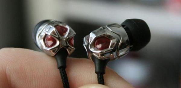 E�er kulakl�klar�n�z� burun deliklerinize sokup a�z�n�z� a�arsan�z konu�uyormu�sunuz gibi ses ��kar.